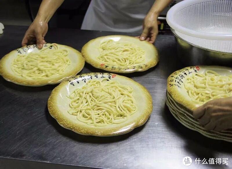 干净卫生的医院食堂，拌面米饭全自助，品种多，吃着太放心