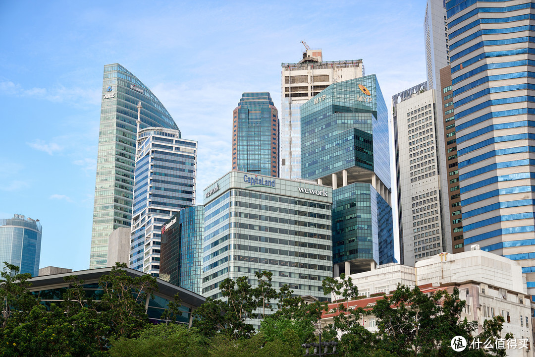 新加坡的高楼大厦看着比较顺眼，感觉审美比国内要好，就像日本的建筑很多看着会很顺眼