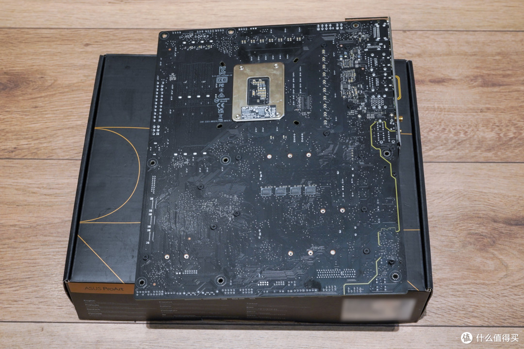 主板背面，直接看到电子元件（没有背板）