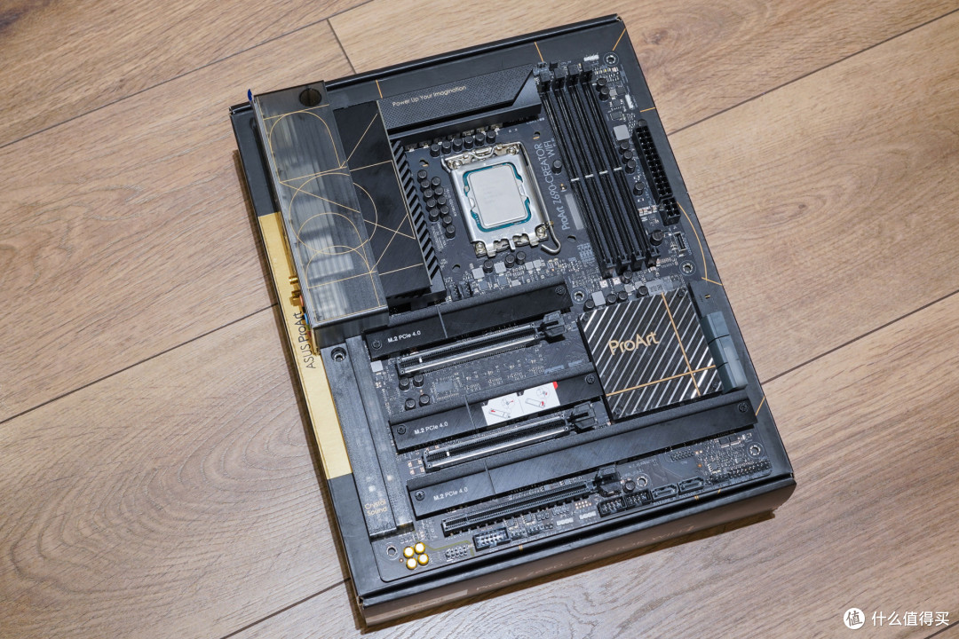 主板整体黑色并带有金色线条，设计感十足