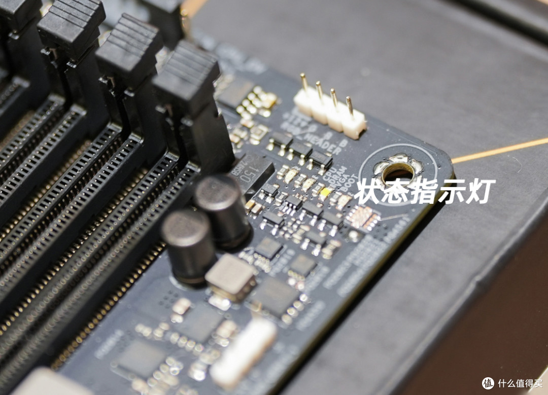 有4个很小的状态指示灯