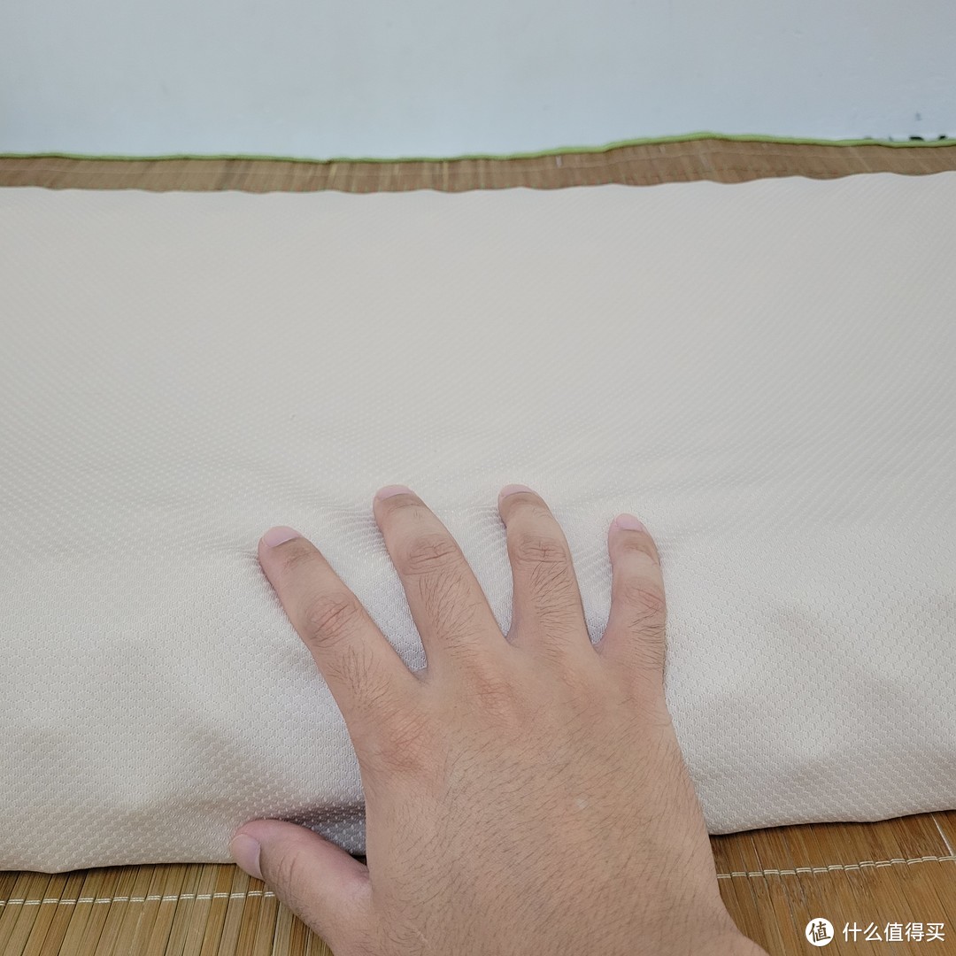 手放在枕头上面，会自然而然的在这些突起的凹陷部分，感觉被包裹进去
