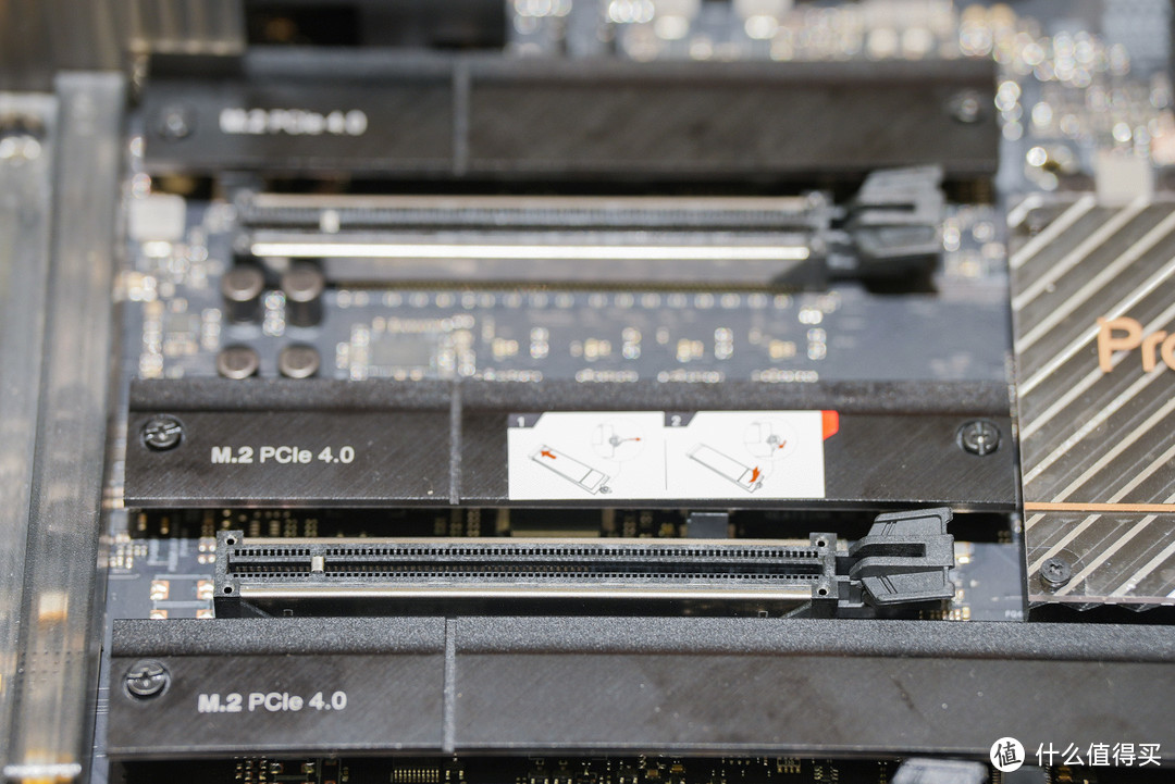 第二条PCIe扩展插槽支持PCIe 5.0x8(第一第二条插槽同时使用时均工作在X8模式)