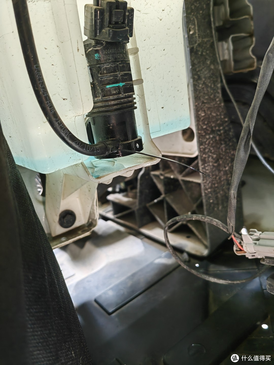 【无情DIY】汽车玻璃水箱漏水修复，几分钟修好简直不要太简单。