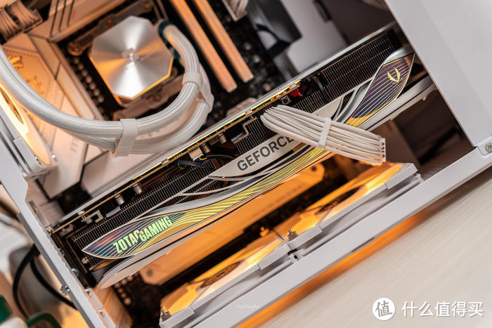 索泰的GeForce RTX 4080  16GB AMP 月白显卡，其使用了索泰在4090上成熟的24+3相供电系统以及9热管VC均热板的超强IceStorm3.0散热系统，可谓完全延续索泰4090 AMP的规格