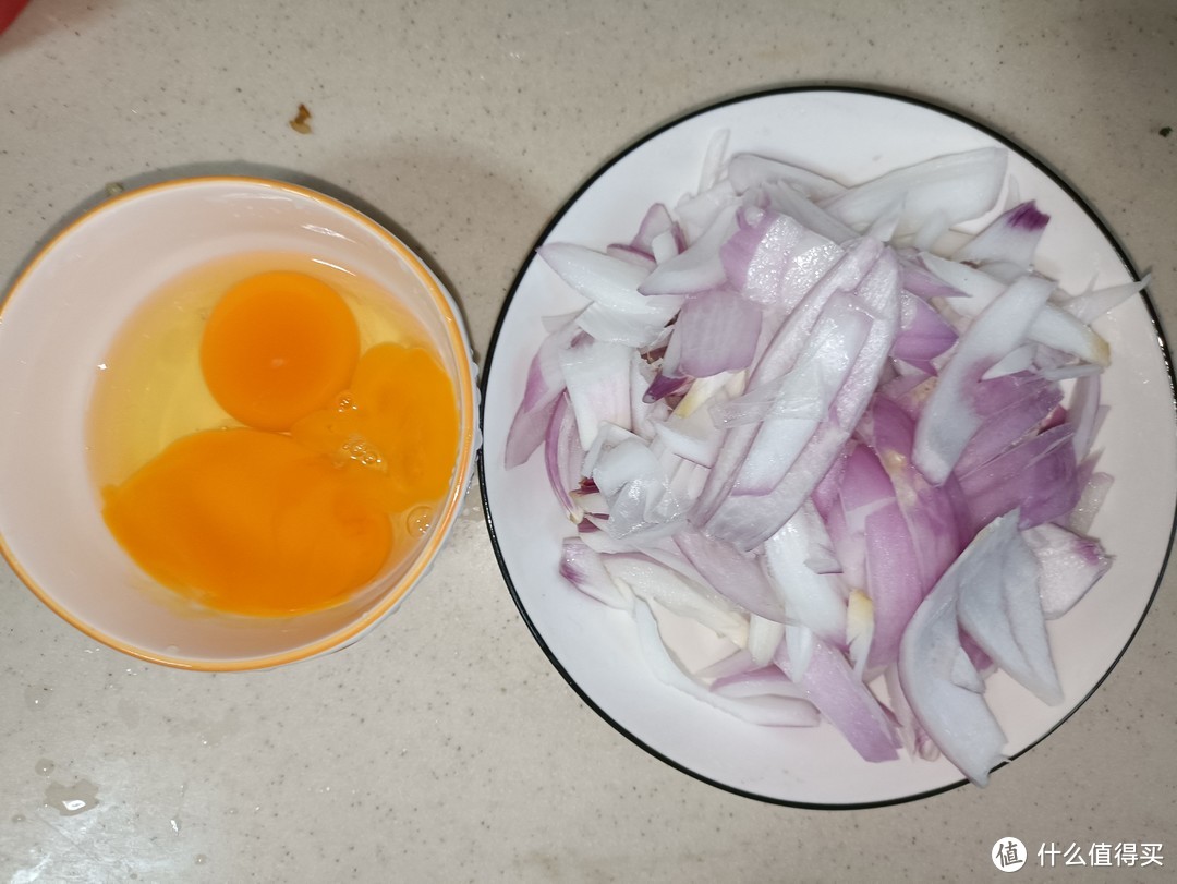 美味又简单！教你如何炒出香气四溢的洋葱炒鸡蛋