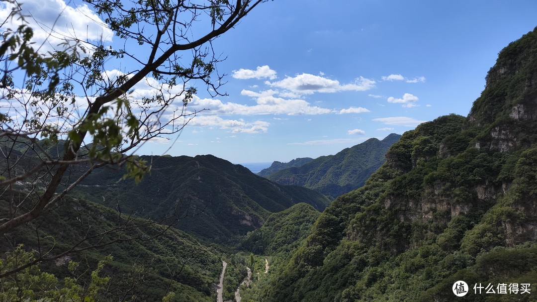 一览山景 可以看到停车场 景区入口 盘山路