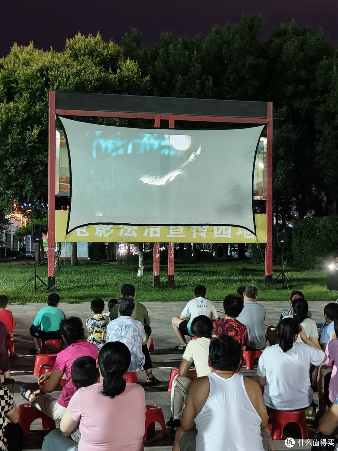 夏日广场夜晚走一趟，