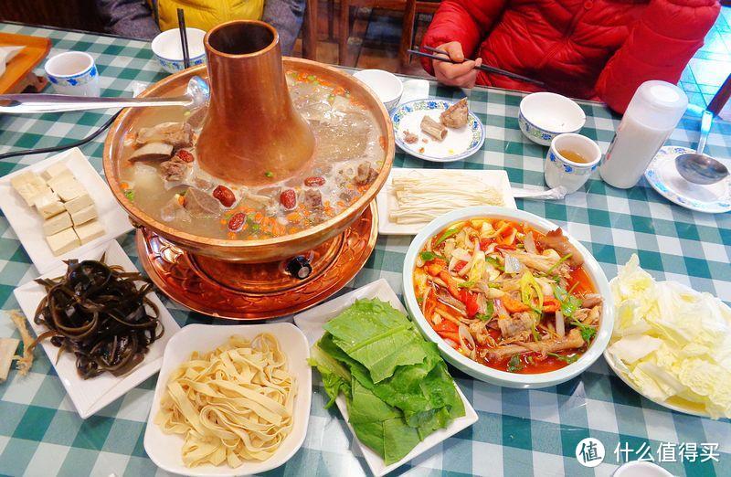 乌鲁木齐土火锅配馕，大块牛肉，汤底比鲍鱼都鲜美，吃着真过瘾