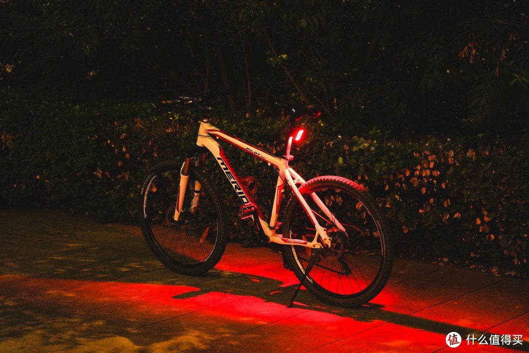 你的夜骑好伙伴，迈极炫SEEMEE 300自行车尾灯