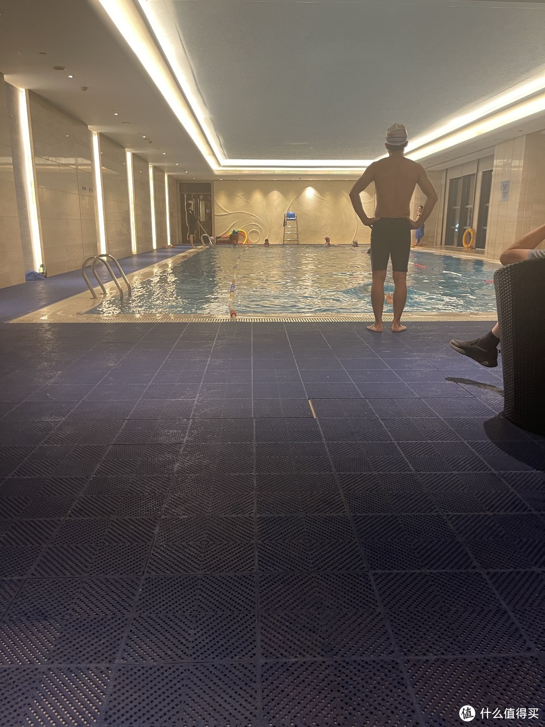 游泳达人必备！酒店游泳池，让你畅快游弋，尽显水中风采！