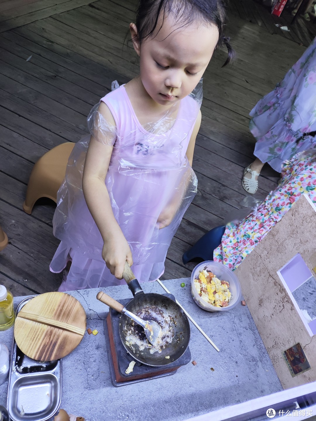 孩子用迷你炒锅在做饭