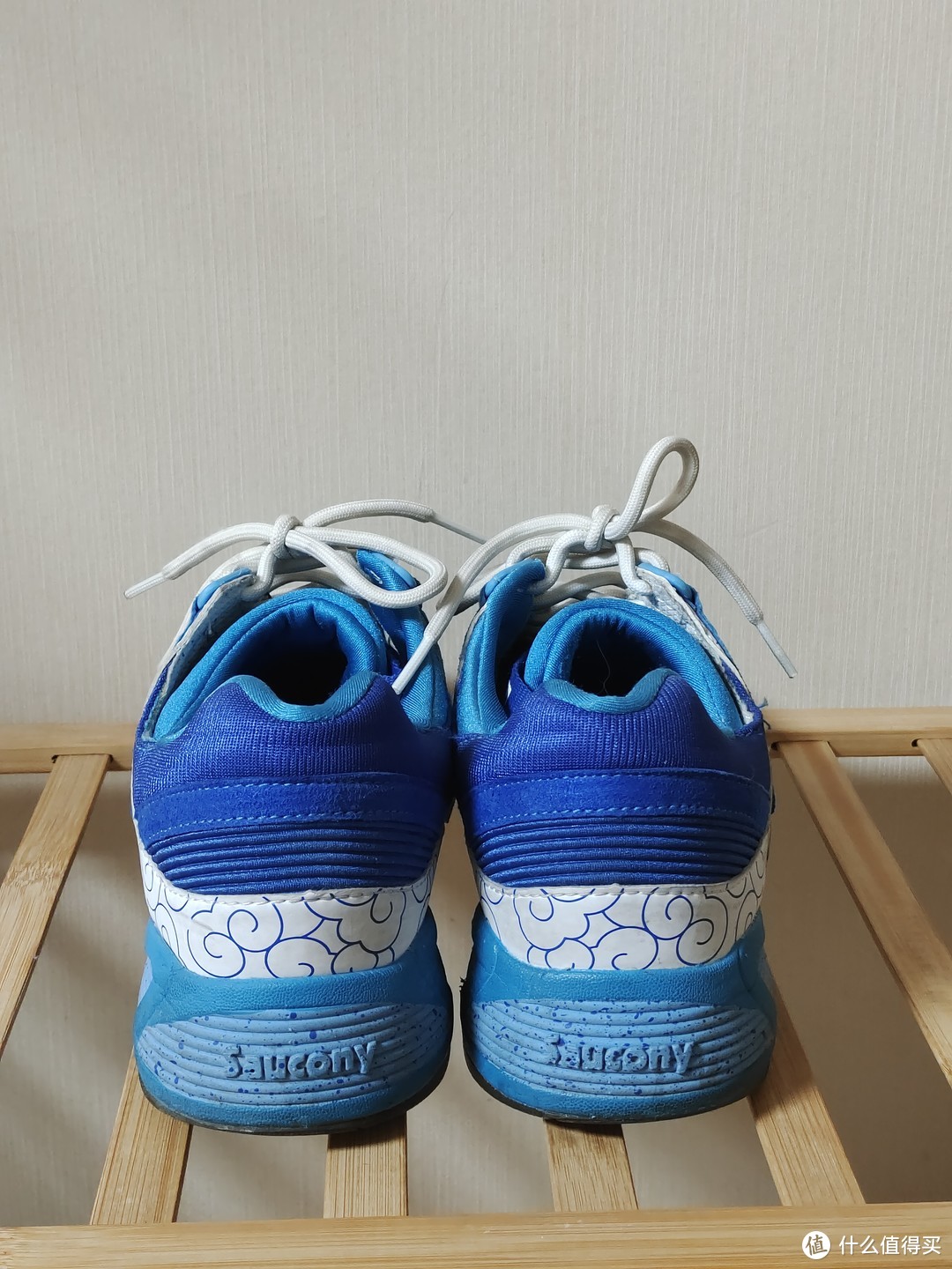 晒一晒十年前买的索康尼北京马拉松限定运动鞋