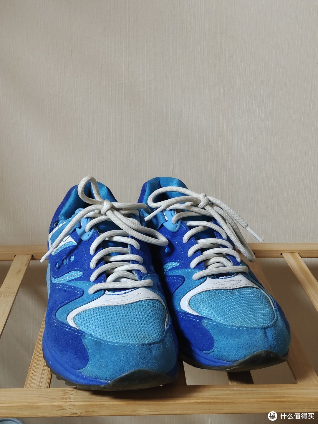 晒一晒十年前买的索康尼北京马拉松限定运动鞋