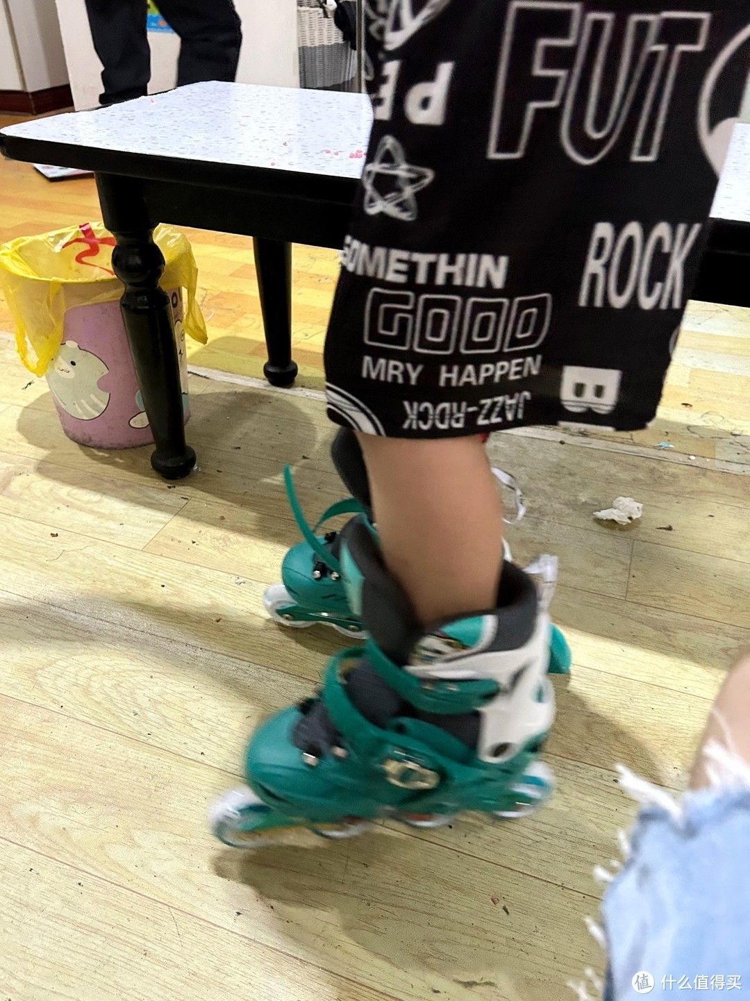 特步溜冰鞋女童儿童轮滑鞋初学者男孩男童女孩旱冰滑轮全套装滑冰