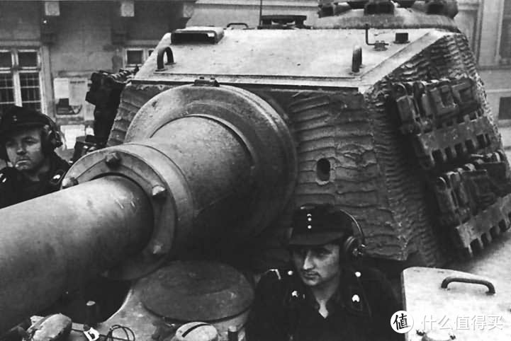 “铁拳行动”中的国防军第503重装甲营233号虎王，匈牙利布达佩斯，1944年10月。注意炮塔顶部车长指挥塔正前竖起的铁丝状刃型准星。