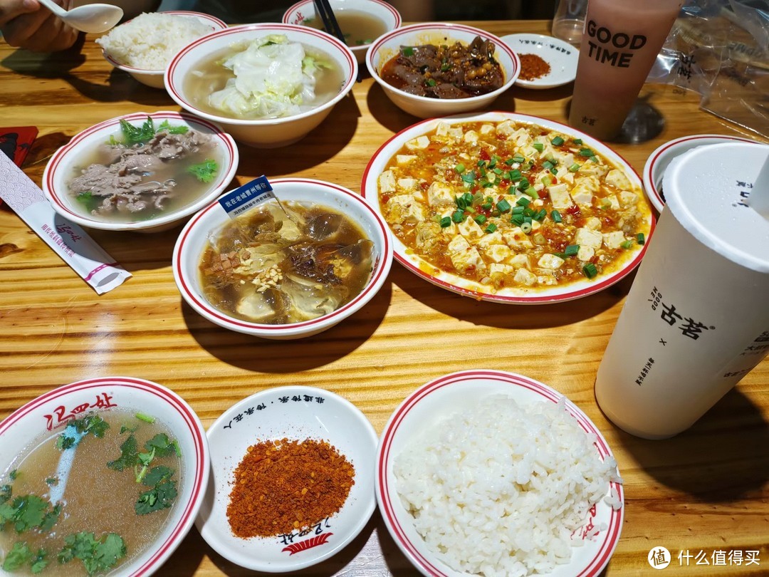 曹州餐饮是一家位于中国山东省濮阳市的知名餐饮品牌