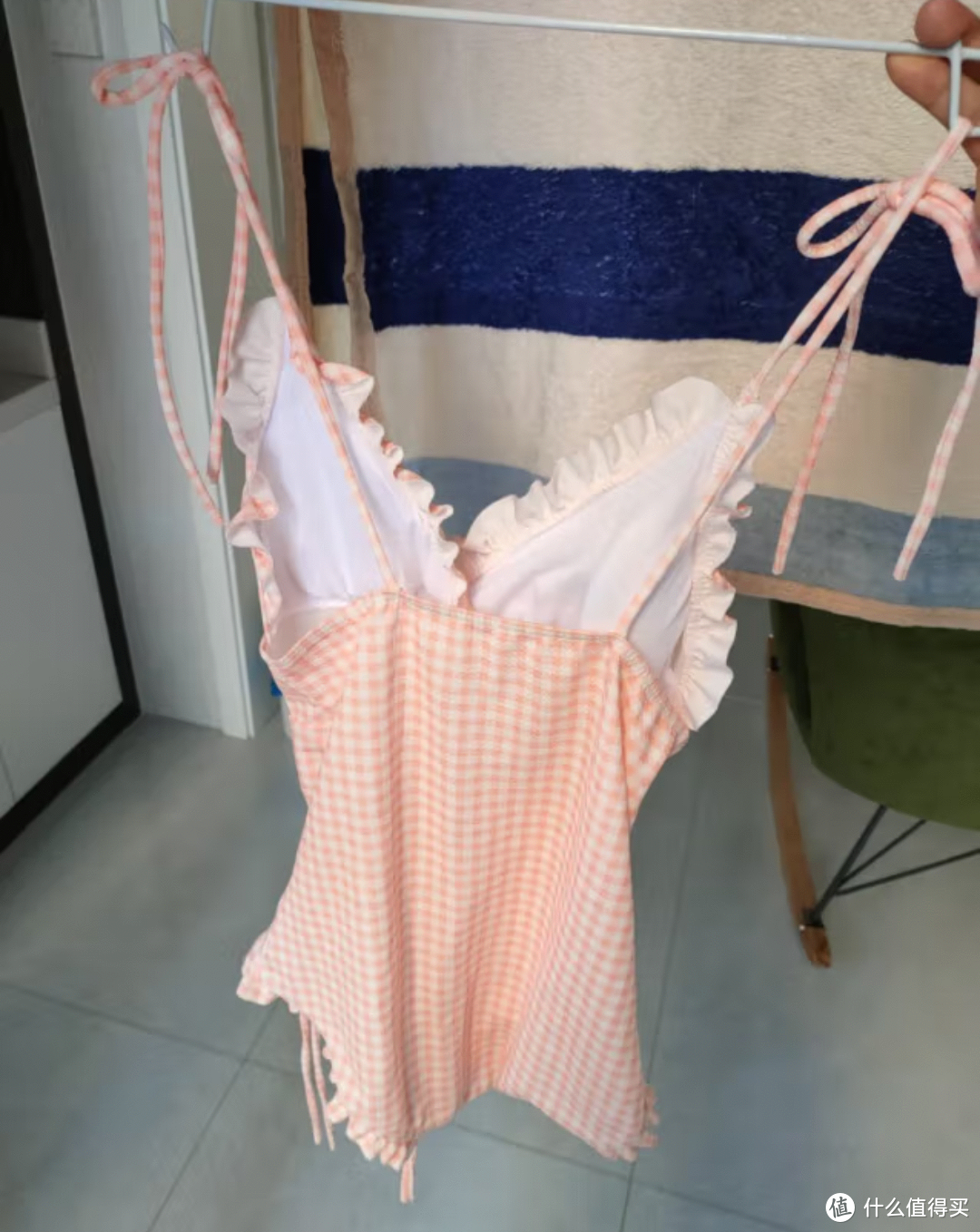 夏季就要穿性感粉红网格连体泳衣去玩水