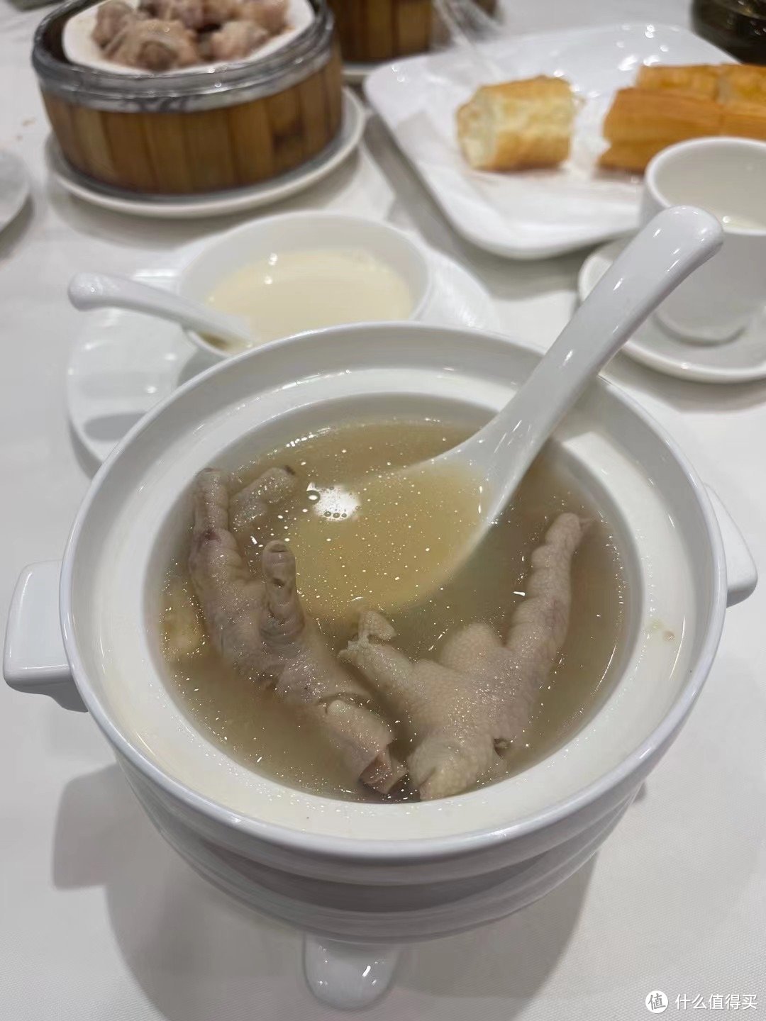 炖鸡爪汤是一道美味的汤品