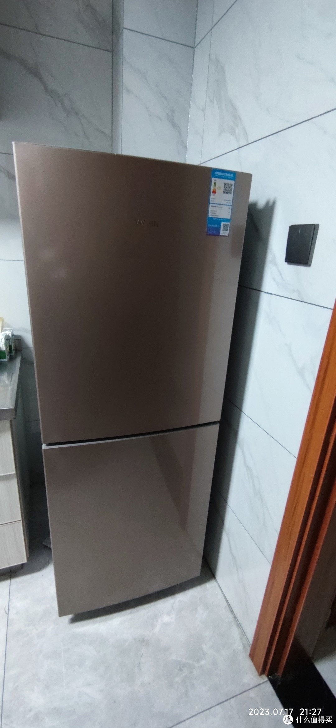 冰箱用了几年坏了，就不修了，直接换一个吧。