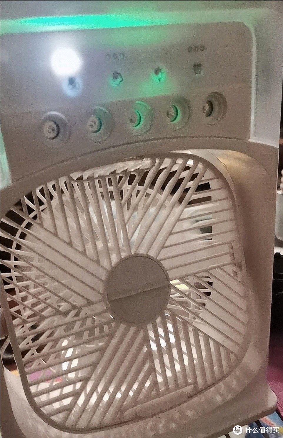 夏日带来凉爽的小型空调扇