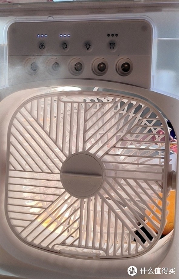 夏日带来凉爽的小型空调扇