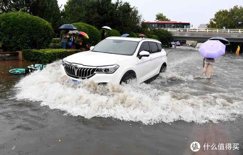 汽车进水怎么办？正确处理省钱又省心。