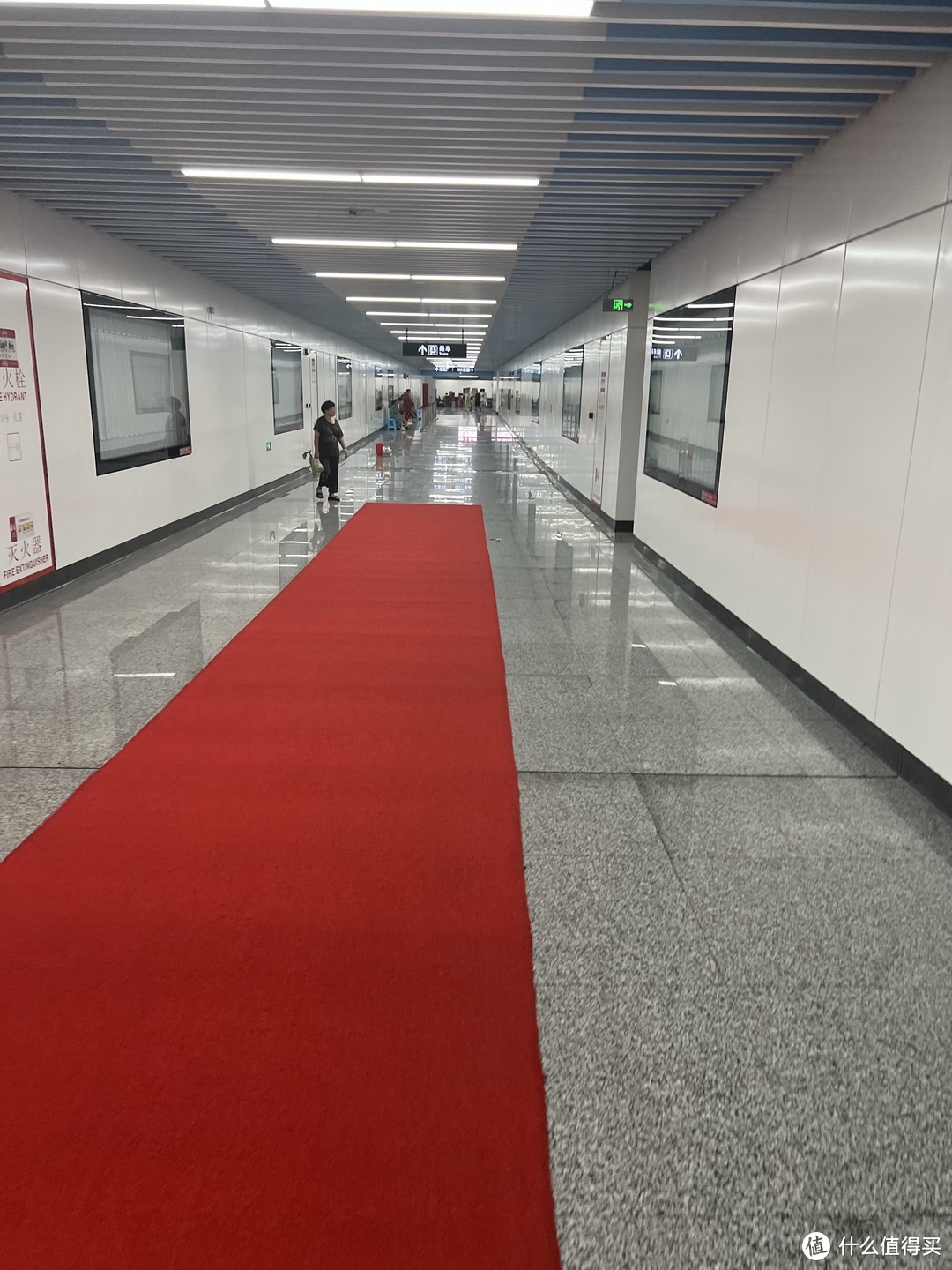地铁的入站口修的很长，长长的红地毯