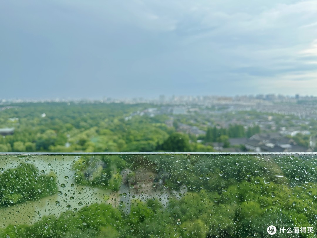 突然来了一阵暴雨，风好大，好凉快~