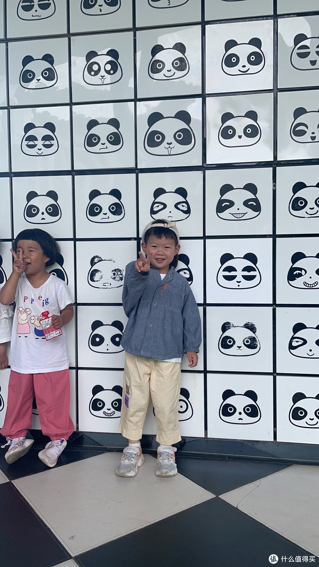孩子都到熊猫墙打卡！