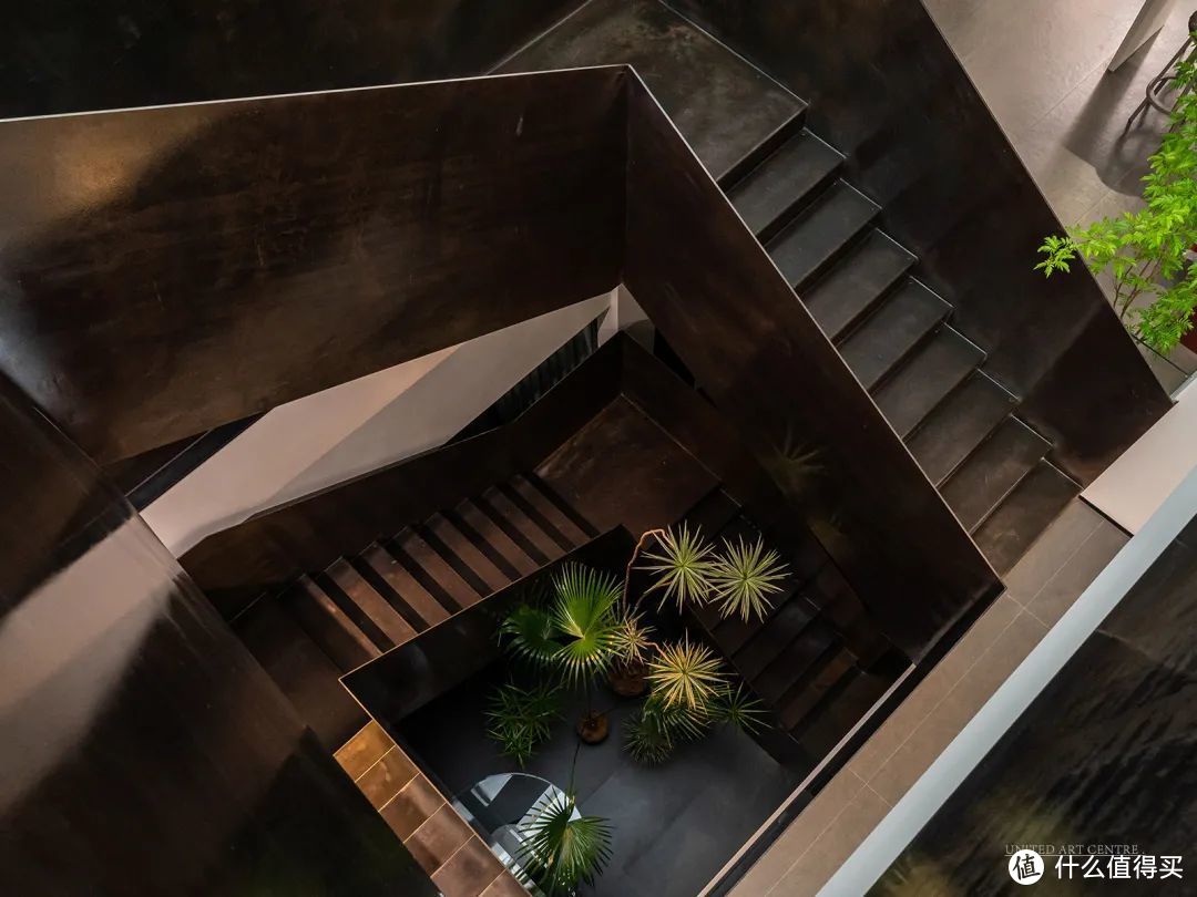 极简且具质感的金属楼梯为空间提供现代而精致的连接方式