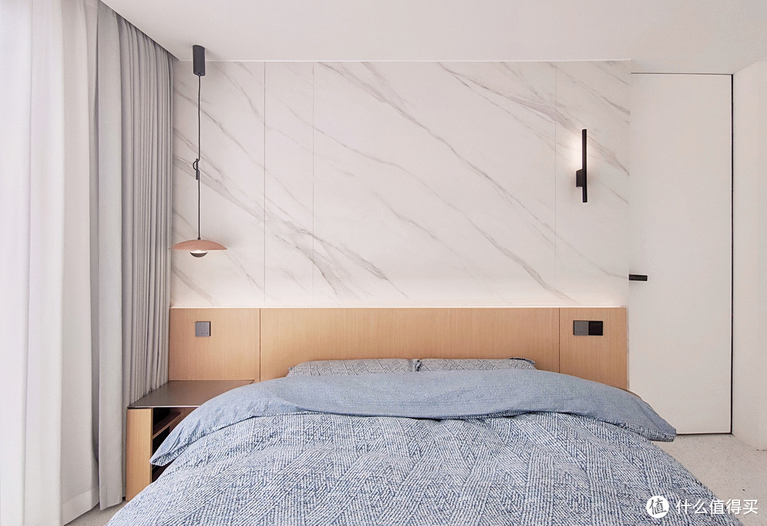 床背景为岩板+木饰面组合，我比较喜欢这种不对称的切分做法，左右侧做一些区分设计，显得随意放松一点。