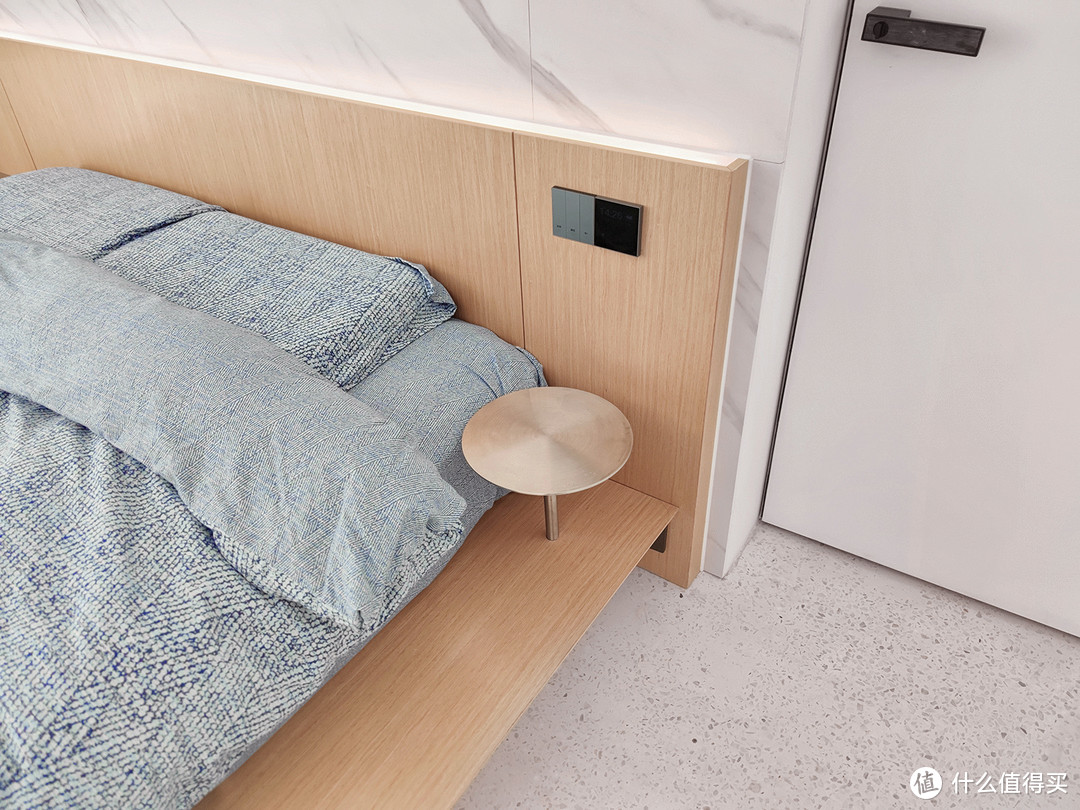 床的细节：床板抛出处理，置物位置比较低，额外做了个不锈钢拉丝边几。