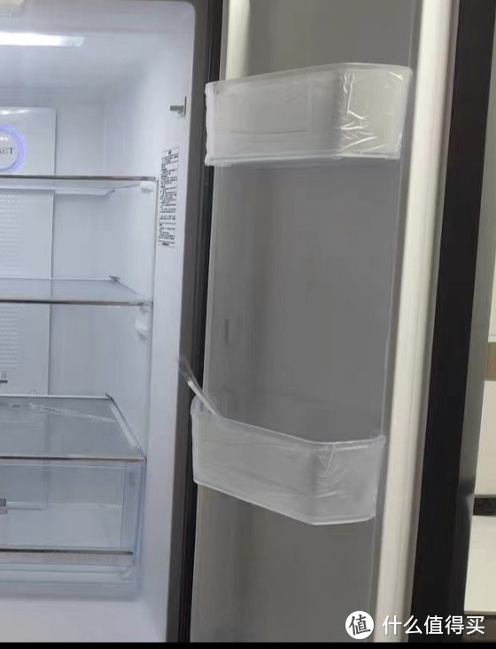 冰箱是家庭中常见的电器之一，用于储存食物和保持其新鲜