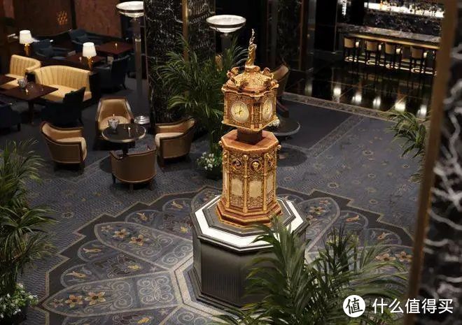 ▲ 翻新后的纽约华尔道夫酒店，为了1893年芝加哥世界博览会建造的巨型座钟依旧在时钟大厅最显眼的位置@图片来源于「一起设计」