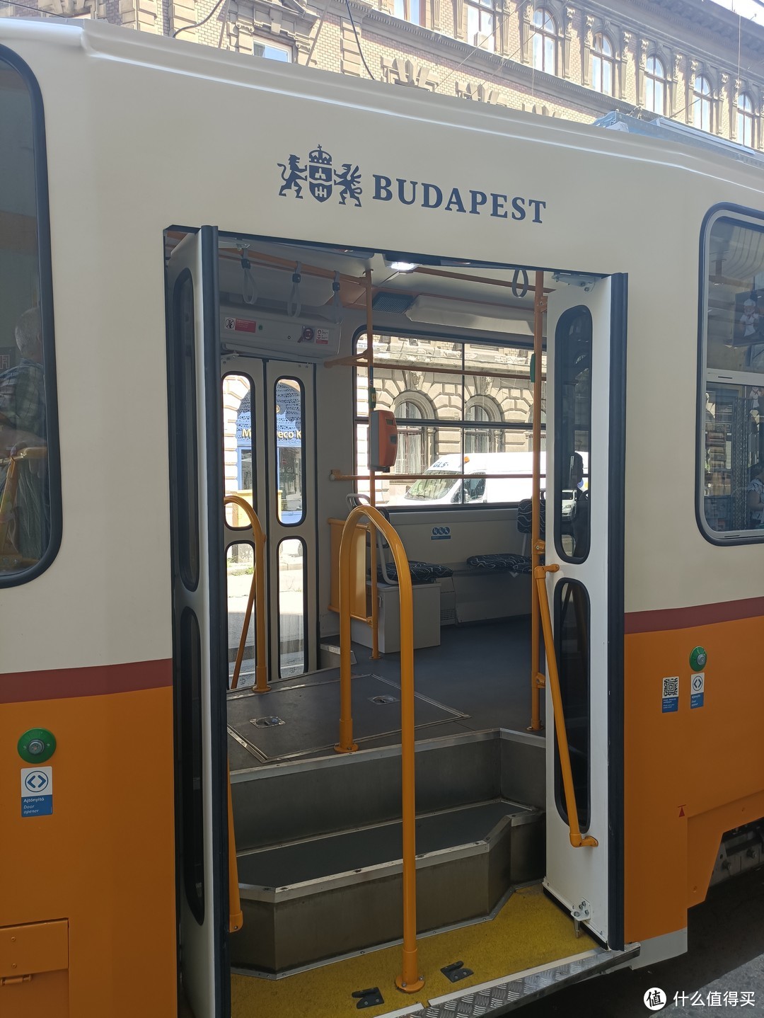 干净整洁的有轨电车，还有布达佩斯的城市标识