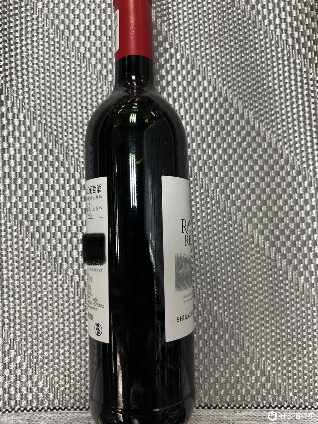 来介绍一款20多元的南非红酒，洛神山庄设拉子赤霞珠红葡萄酒！