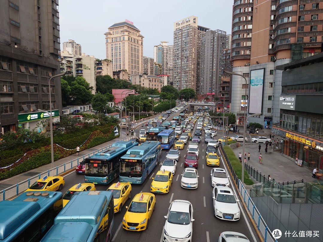 重庆的网红景点附近是真堵车