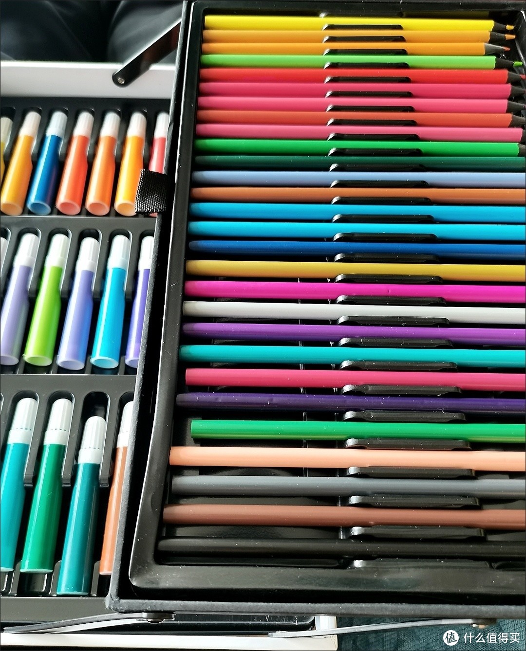 水彩笔是孩子画画时必不可少的画画工具