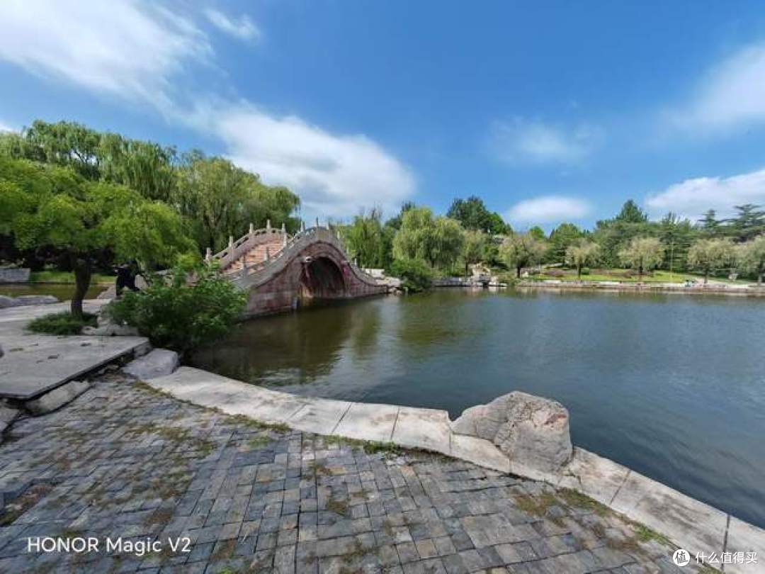 旗舰折叠屏手机怎么选？真机对比荣耀Magic V2、华为Mate X3和三星Galaxy Z Fold4，谁更强？