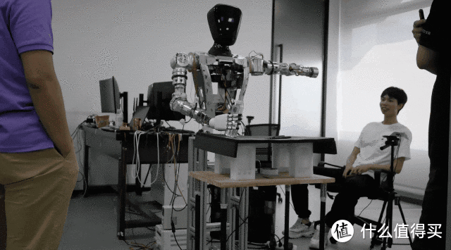 原华为AI架构师，天才少年打造“远征A1”人形机器人