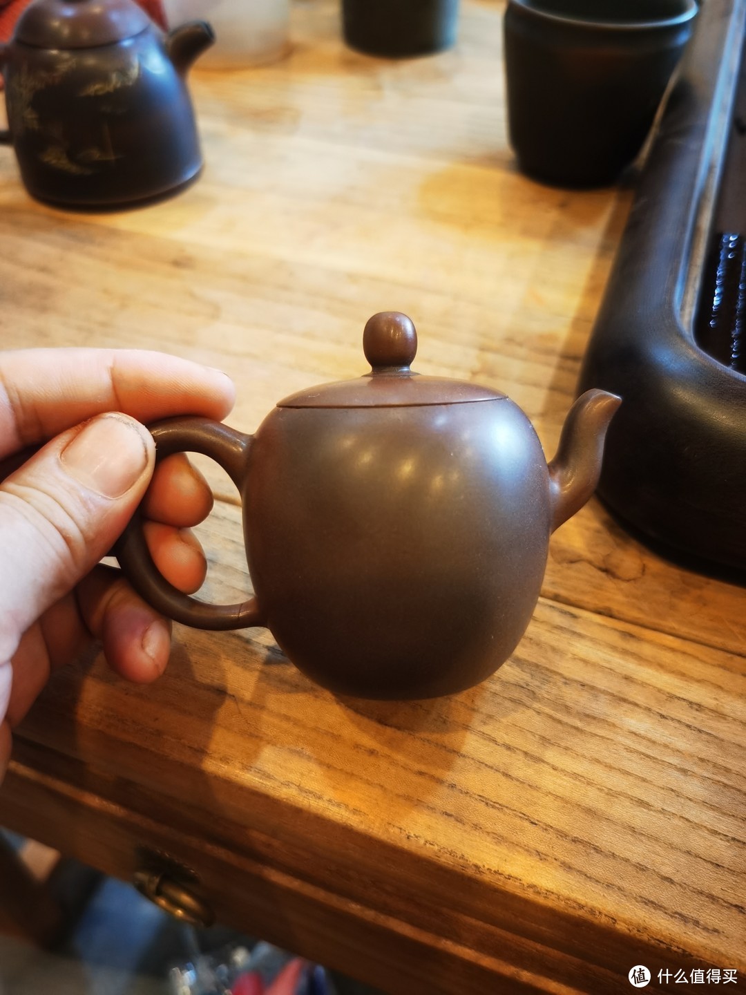 坭兴陶茶具，一种介于陶和瓷之间，属于半烧结的精细茶具。具有特殊的双气孔结构，透气性佳却不渗透，因为这种特性，所以它能吸收茶汁香气。