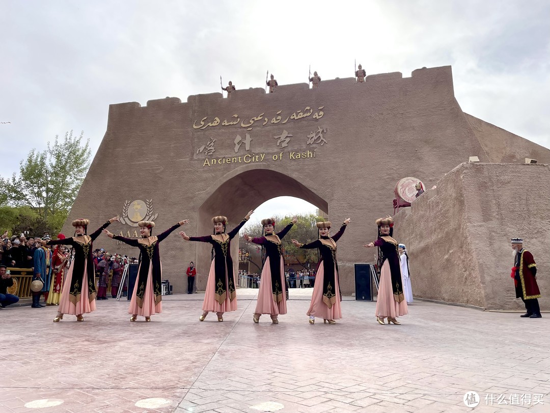 来都来了，开城仪式还是要看一看的~此处省略几百字（喀什人造古城确实没什么好看）只有到处摆拍的摄影师和身穿维吾尔族衣服的汉族美女们