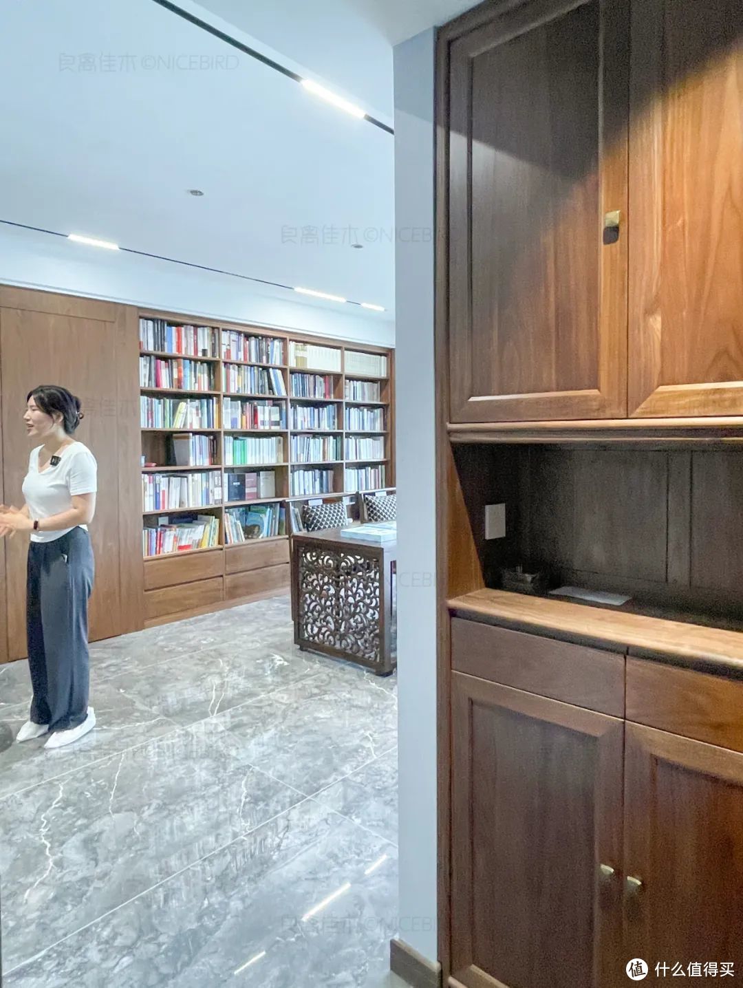家的正确打开方式：南京业主巧用隐形门，35平客厅显大一倍