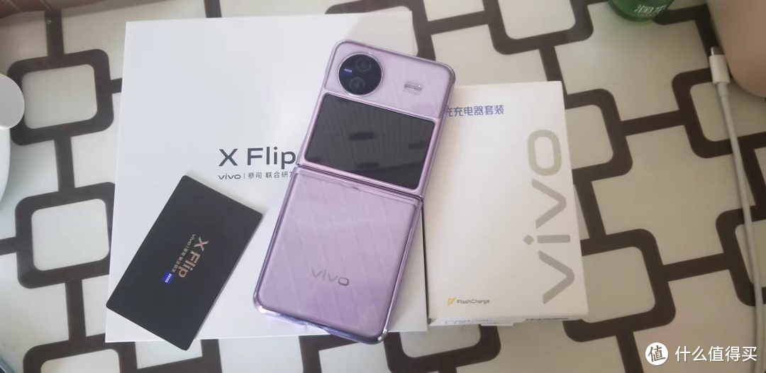 探索时尚魅力，vivo X Flip折叠屏手机：小巧可爱，女生的时尚新选择！