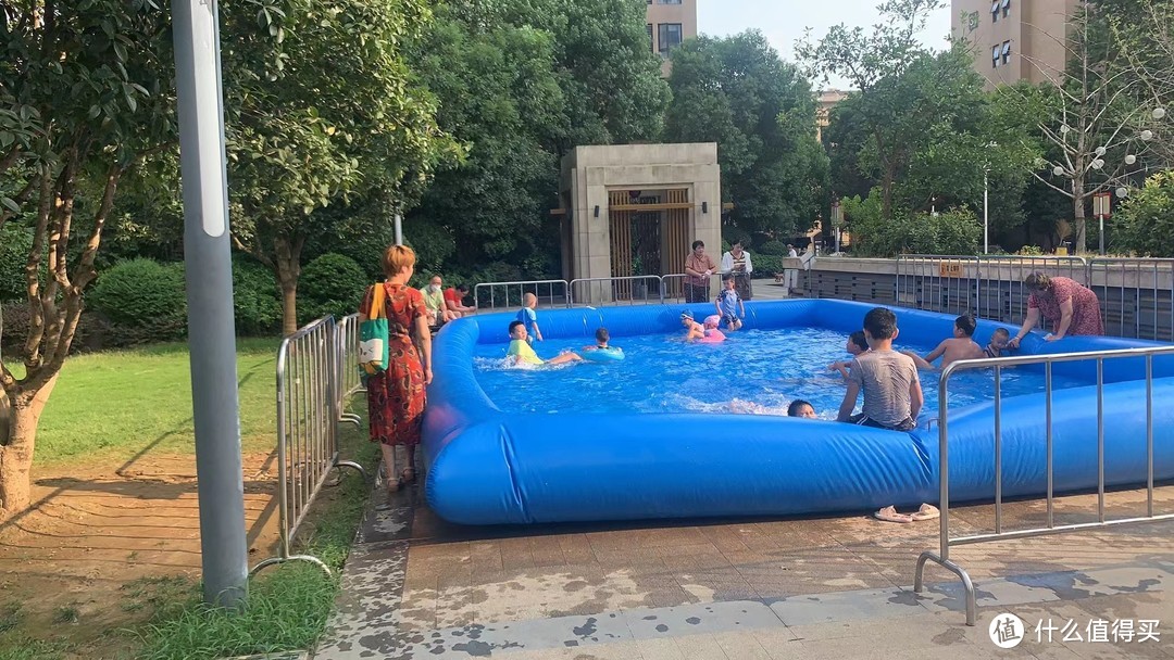 小区搭建的临时泳池给小家伙们带来的快乐！
