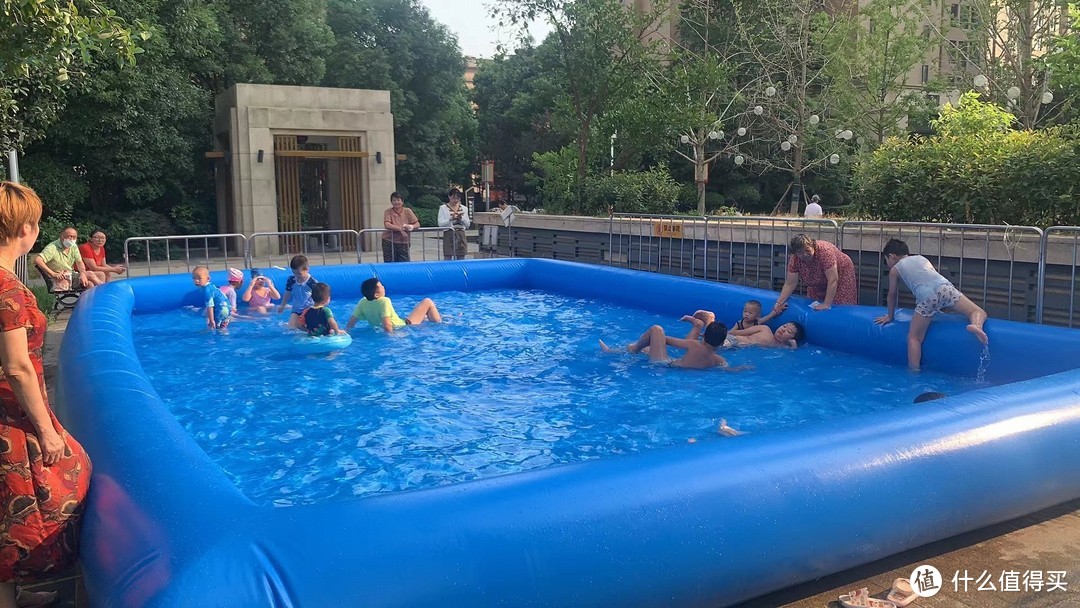 小区搭建的临时泳池给小家伙们带来的快乐！