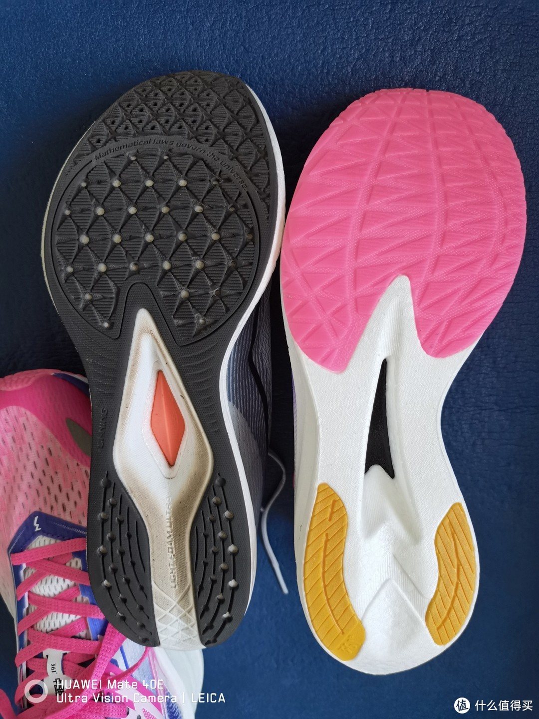 鞋底差异明显，但中间都有塑料科技板