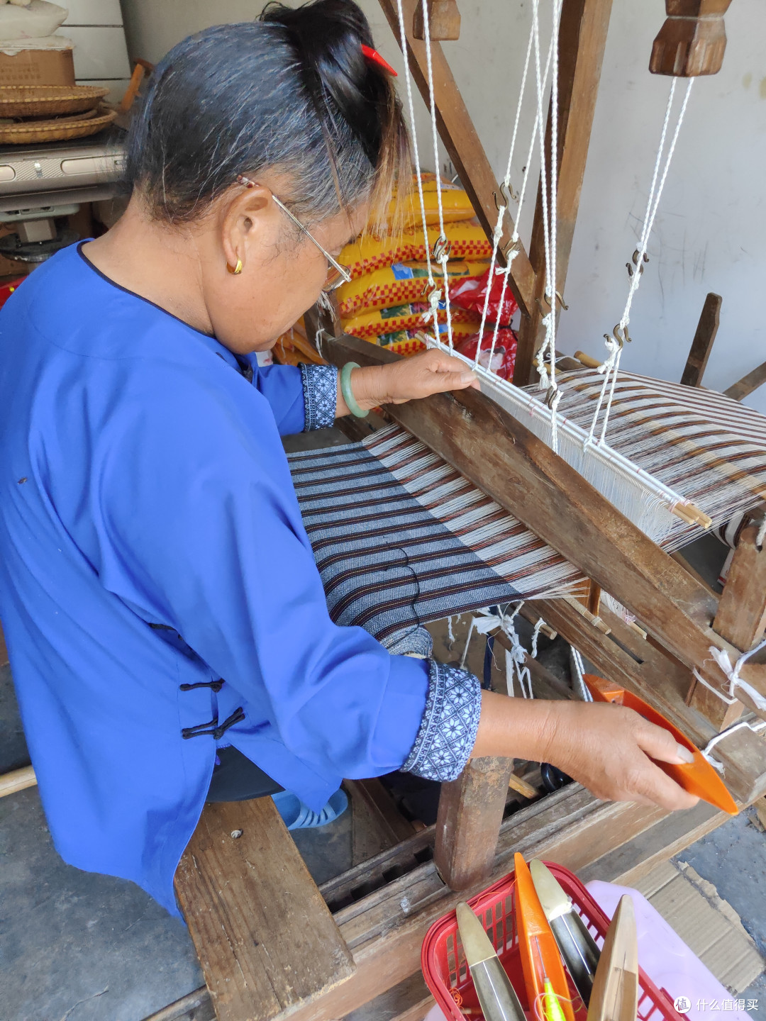 路边的村寨,还保留着织布的传统