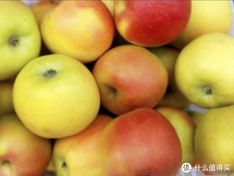 尽管苹果看起来很普通，但是它的营养成分非常丰富，对身体有很多益处